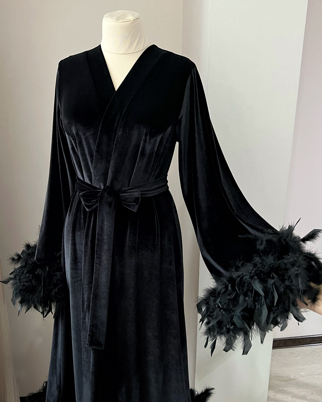Elegant Black velvet robe with feather trim, L / Black Elegant Black velvet robe with feather trim, L / Black