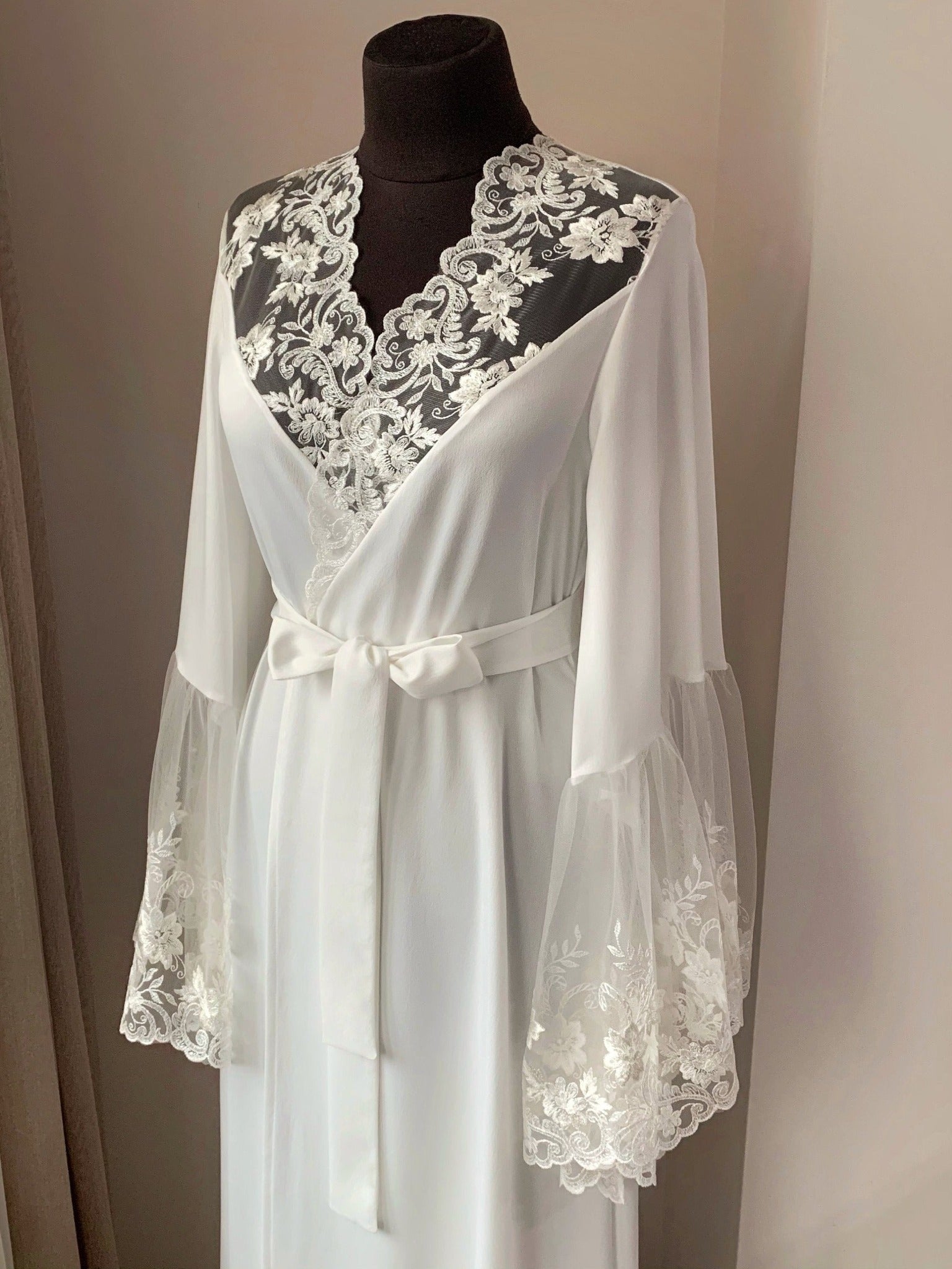 lace maxi robe