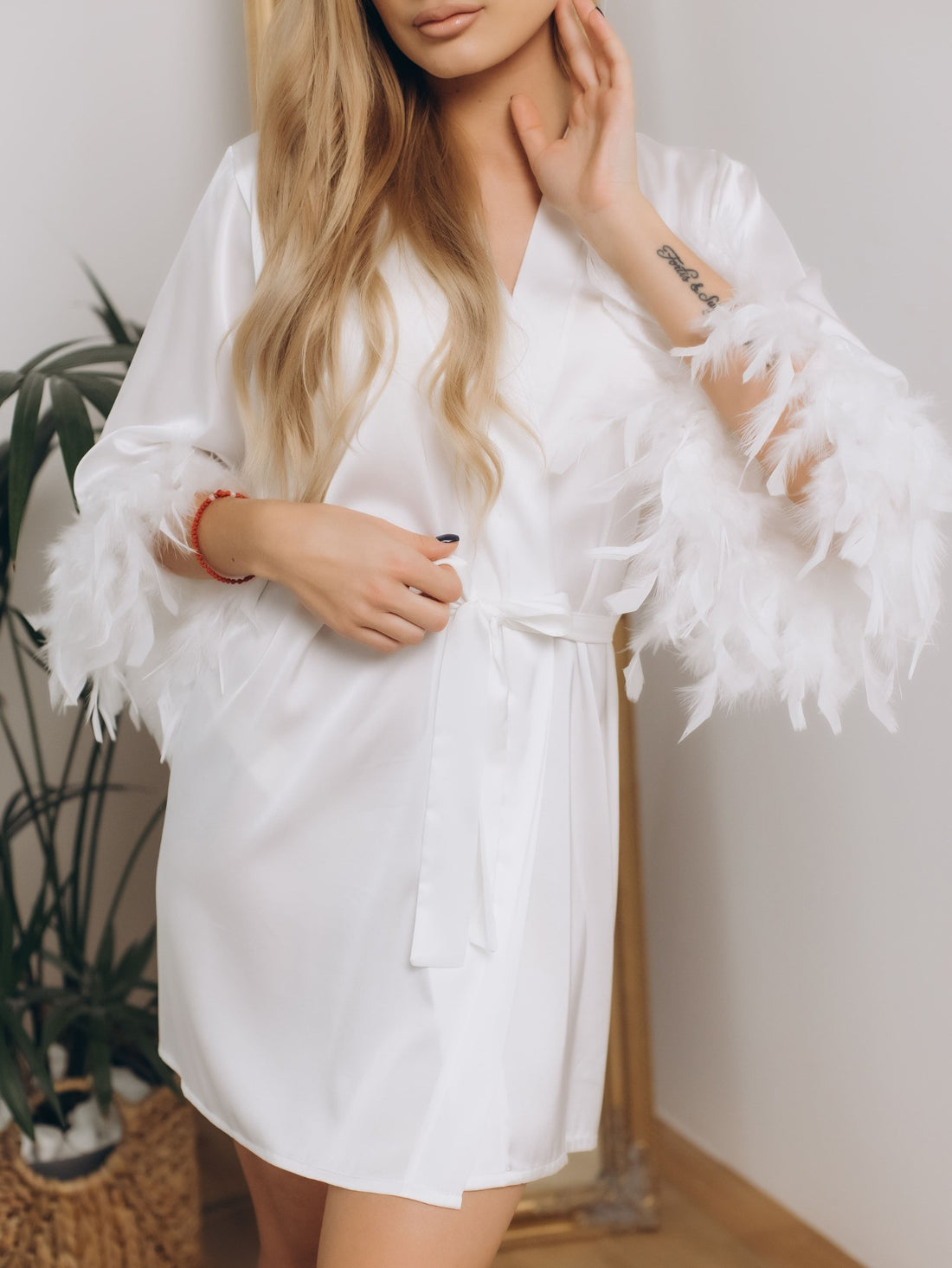 Short bridal robe with feathers White