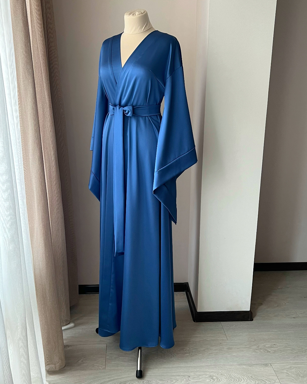 a woman's blue dress on a mannequin