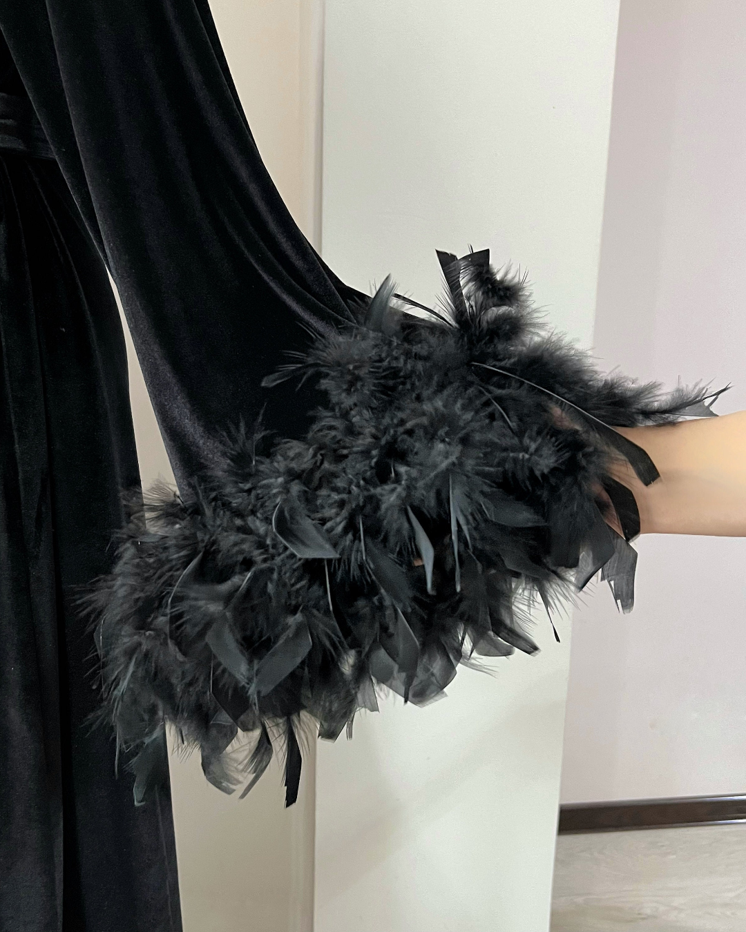 Elegant Black velvet robe with feather trim, L / Black Elegant Black velvet robe with feather trim, L / Black