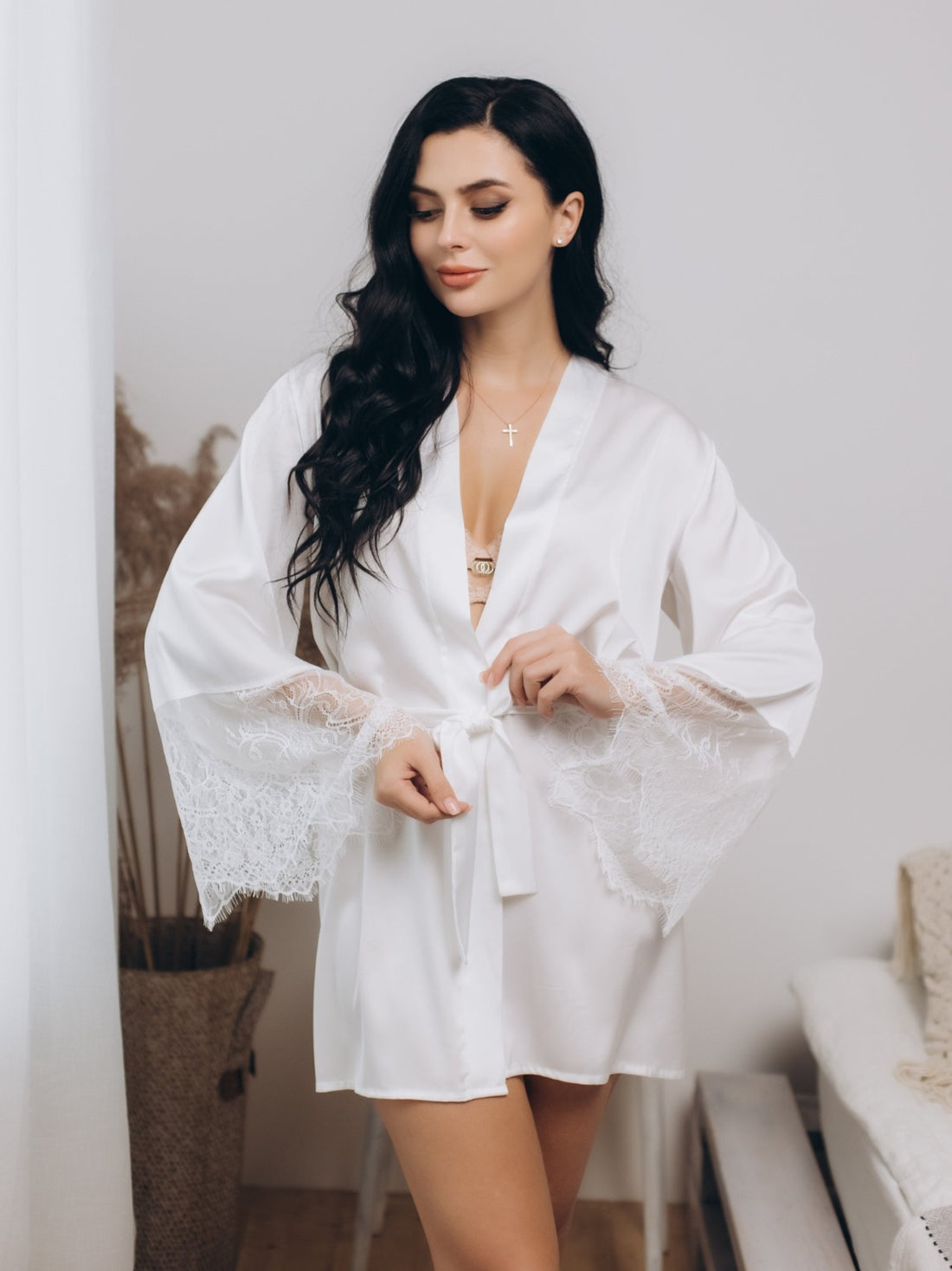 Bridal robe with lace sleeves 