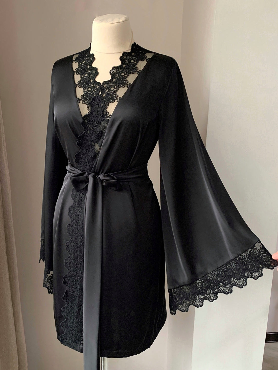 Black robe kimono with lace