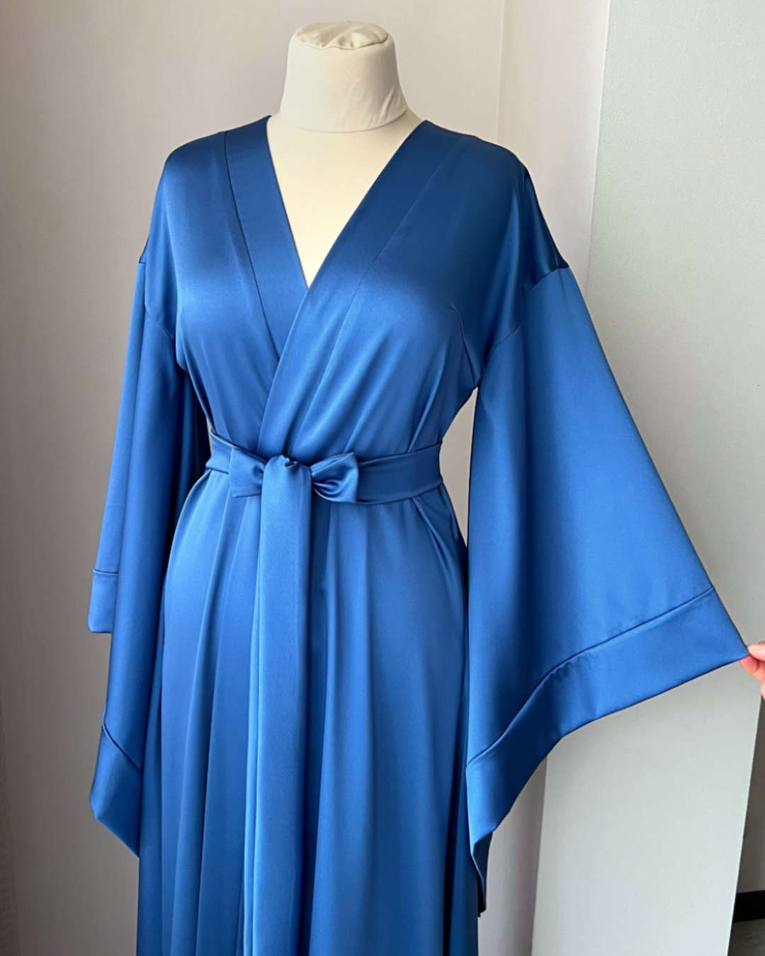 a woman's blue dress on a mannequin